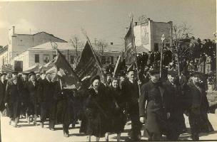 Первомайская демонстрация в г. Кирове. 1950-е гг.