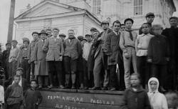 Делегация германских рабочих, приехавших на празднование 10-летия Октябрьской революции, у Кафедрального собора г. Вятки. 1927 г.