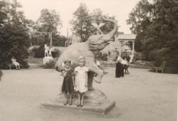 Дети у скульптуры слона на детской площадке в парке имени Ст. Халтурина. 1962 г.